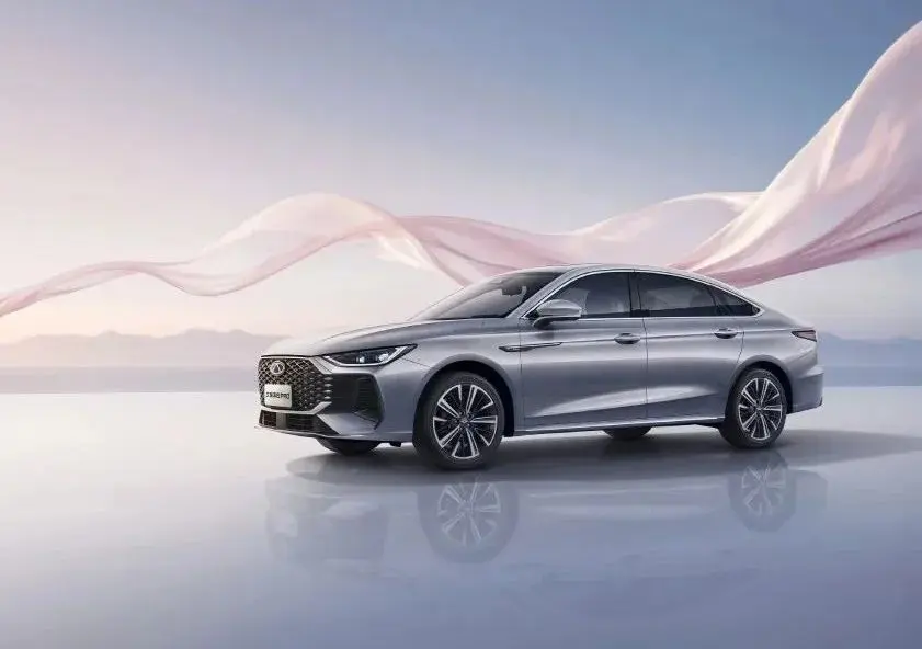 燃油家轿发力！艾瑞泽8 PRO限时10.39万起，新款型格上市就降4万？